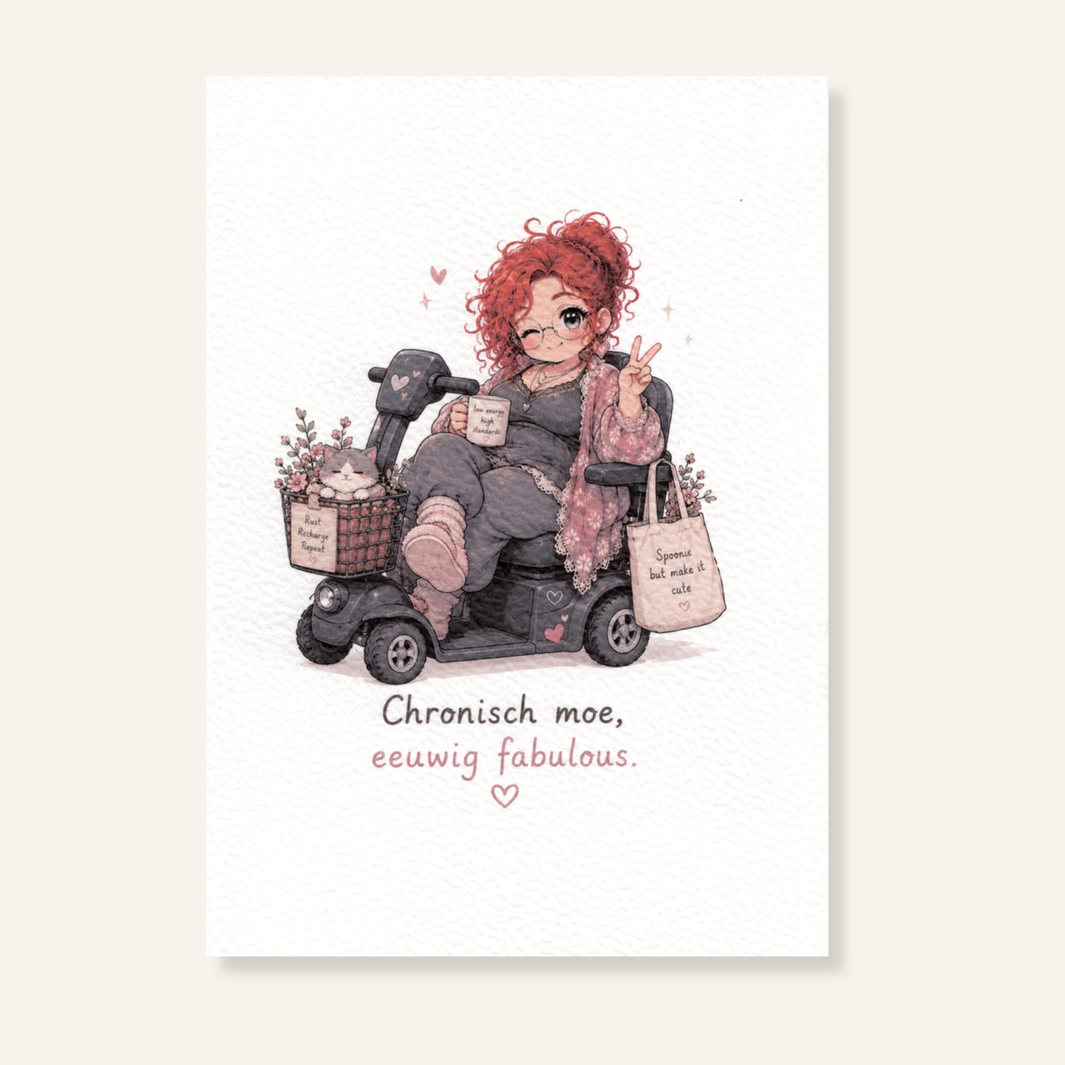 Ansichtkaart Chronisch moe, eeuwig fabulous met illustratie van vrouw in rscootmobiel