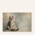 World Postcard Day ansichtkaart met Maine Coon Eevee in zachte blauw-beige tinten