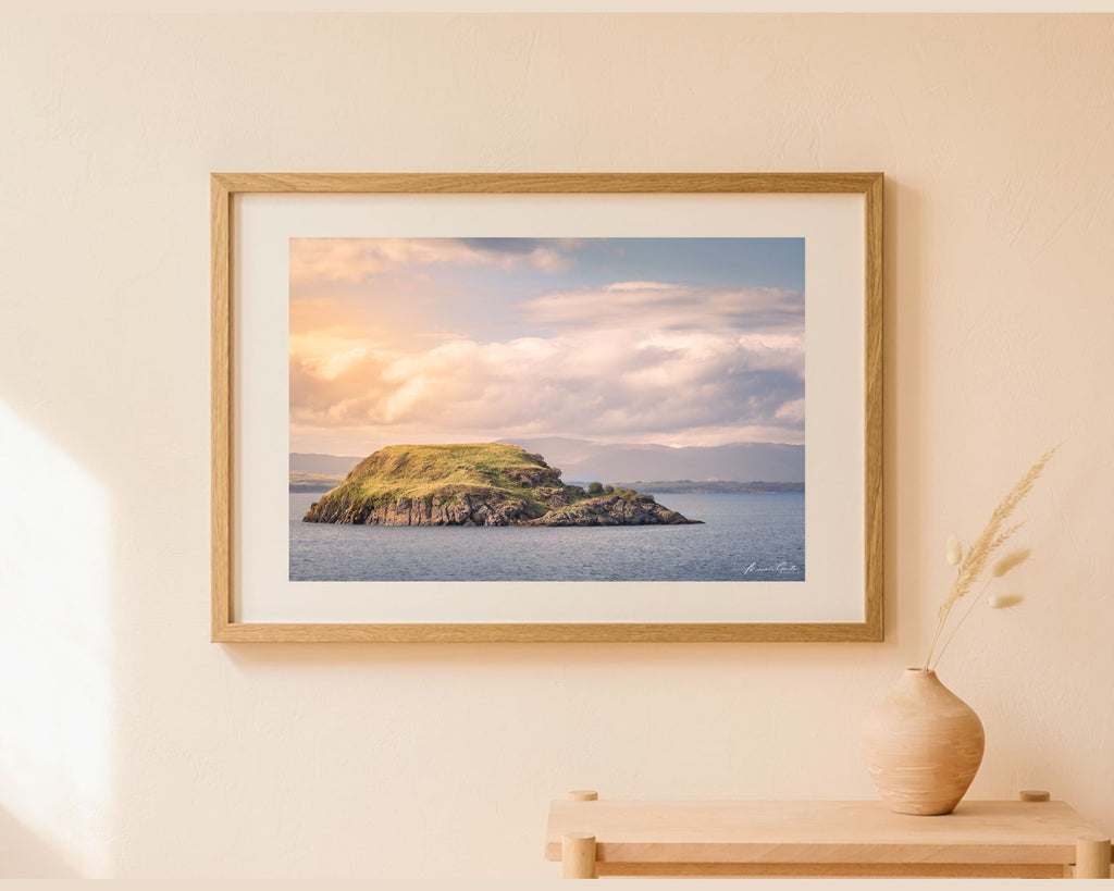 Ingelijste fotoprint Eilandlicht in de Hebriden als wanddecoratie in een lichte kamer