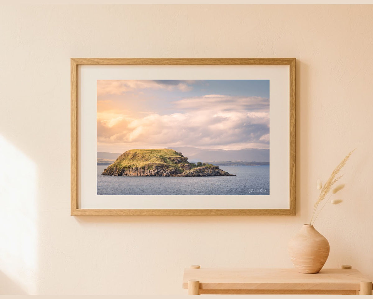 Ingelijste fotoprint Eilandlicht in de Hebriden als wanddecoratie in een lichte kamer