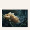 Into the Quiet Forest art print met porseleinzwammen, nevel en spinnenwebben in een donker blauwgroen bos