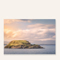 Natuur fotoprint Eilandlicht in de Hebriden met klein Schots eiland in avondlicht