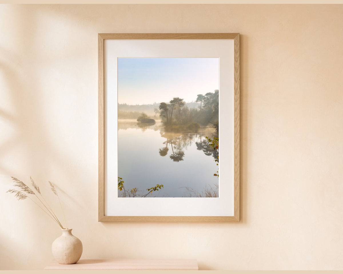 Ingelijste fotoprint van een stil ven met ochtendmist als wanddecoratie