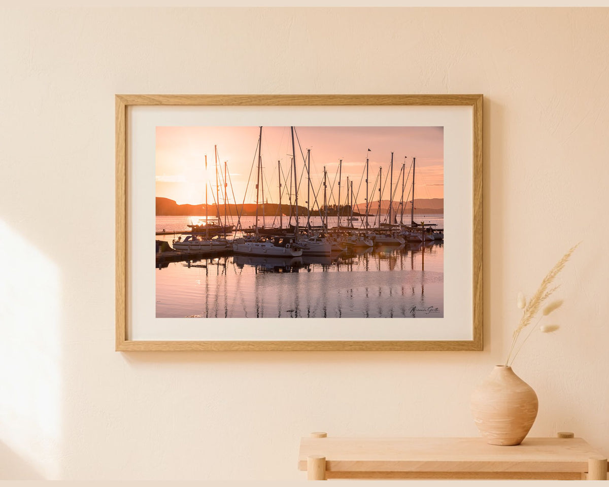 Ingelijste fotoprint van zonsondergang in de haven van Oban Schotland