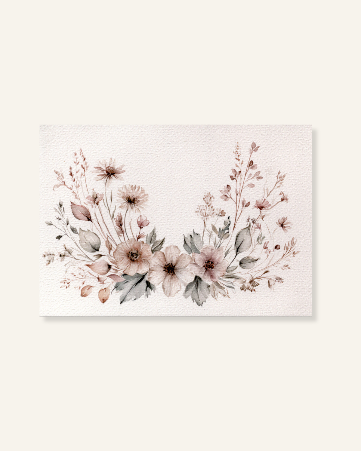 Botanische ansichtkaart met fijne bloemen in zachtroze en naturel tinten