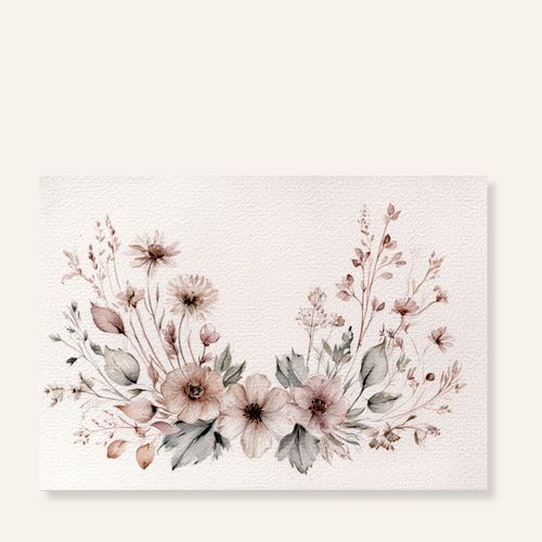 Botanische ansichtkaart met fijne bloemen in zachtroze en naturel tinten