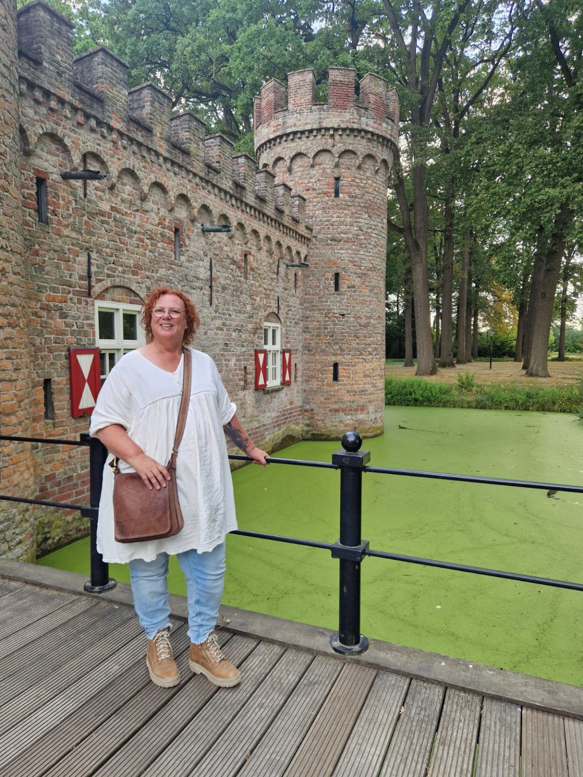 Miranda Geerts, fotograaf en illustrator, bij een kasteel in het groen