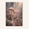 Ansichtkaart met twee paddenstoelen tussen mos en herfstplanten in zacht roze herfstlicht.